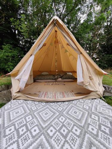 a tent that is sitting on top of a bed at Lilys Garden in Prebberede