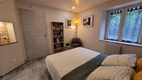 une chambre avec un lit et une fenêtre dans l'établissement La Petite Fonderie, à Luxeuil-les-Bains