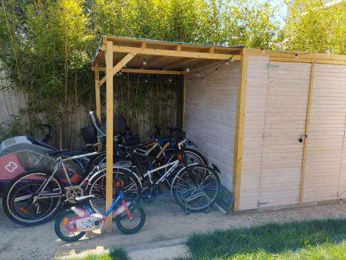 un gruppo di biciclette parcheggiate in un garage di Villa Golf LGM a La Grande-Motte