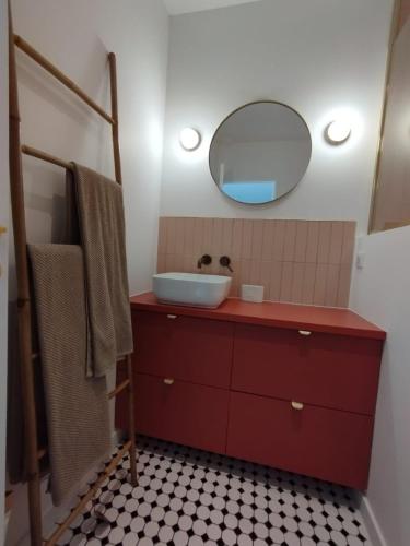 une salle de bain avec un lavabo et un miroir dans l'établissement Villa Golf LGM, à La Grande Motte