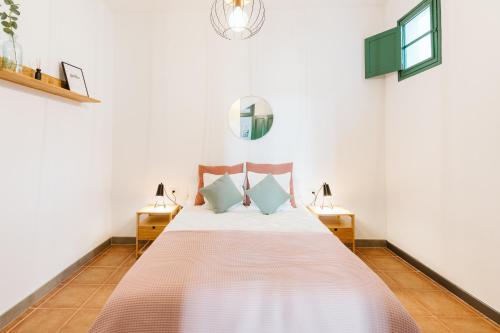 Magec Villa de Arico في Lomo de Arico: غرفة نوم بيضاء مع سرير كبير مع مصباحين