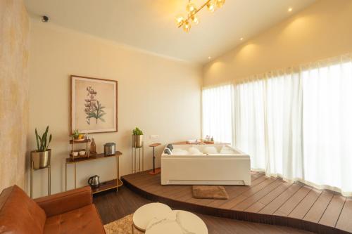 Ein Bett oder Betten in einem Zimmer der Unterkunft Tomorrowland Farms and Suites
