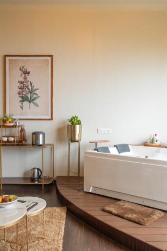 Ein Bett oder Betten in einem Zimmer der Unterkunft Tomorrowland Farms and Suites