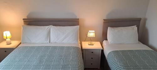 Postel nebo postele na pokoji v ubytování Doolin Farm Apartment