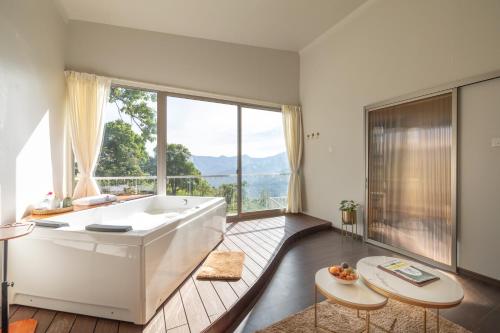 Ein allgemeiner Bergblick oder ein Berglick von des Hotels aus