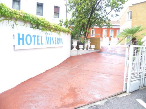a driveway with a hotel minivan sign next to a building at Hotel Minerva in Pordenone