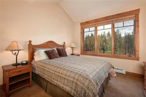 Postel nebo postele na pokoji v ubytování Private 3 Bedroom Townhome Located In East Keystone With Access To A Firepit, Hot Tub, And Billiards