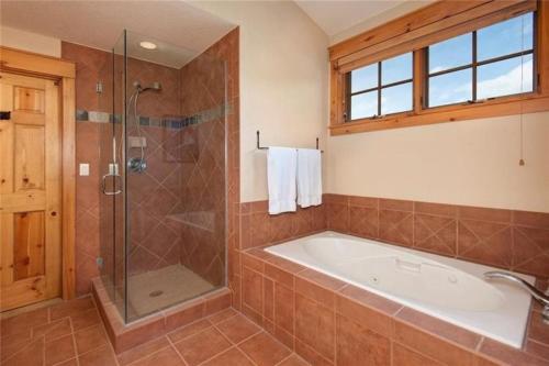 Koupelna v ubytování Private 3 Bedroom Townhome Located In East Keystone With Access To A Firepit, Hot Tub, And Billiards