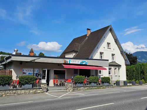 ein Gebäude mit einem Restaurant am Straßenrand in der Unterkunft Gasthaus Sofram in Frastanz