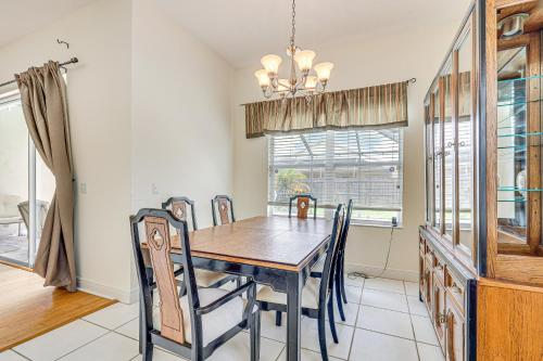 Riverview Home with Screened Pool about 1 Mi to Marina!にあるシーティングエリア