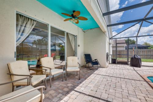 Riverview Home with Screened Pool about 1 Mi to Marina!にあるシーティングエリア