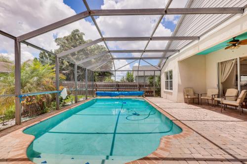 Riverview Home with Screened Pool about 1 Mi to Marina!の敷地内または近くにあるプール