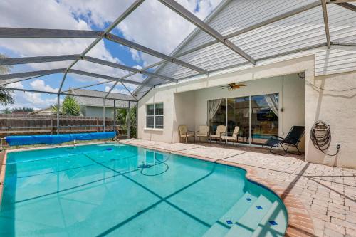 Riverview Home with Screened Pool about 1 Mi to Marina!の敷地内または近くにあるプール