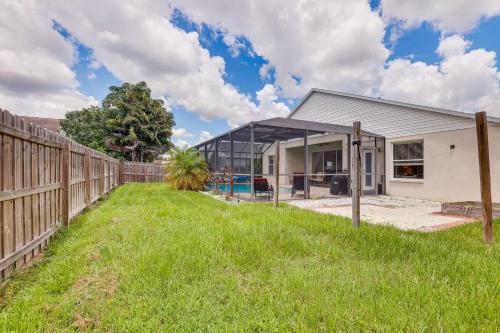 リバービューにあるRiverview Home with Screened Pool about 1 Mi to Marina!の柵付家