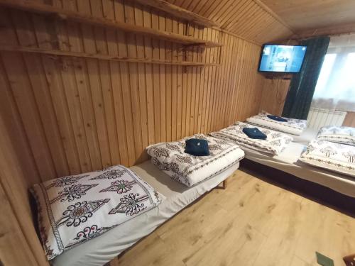 Ένα ή περισσότερα κρεβάτια σε δωμάτιο στο Góralska chałupa