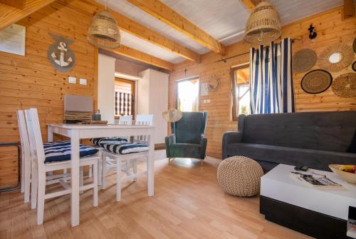 德布吉Domki u Grażyny的客厅里有一张桌子和一张沙发