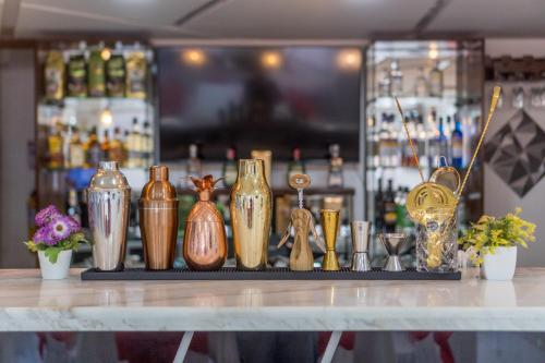 a group of vases sitting on a counter in a bar at Hotel Caquetá Real HSC in Florencia
