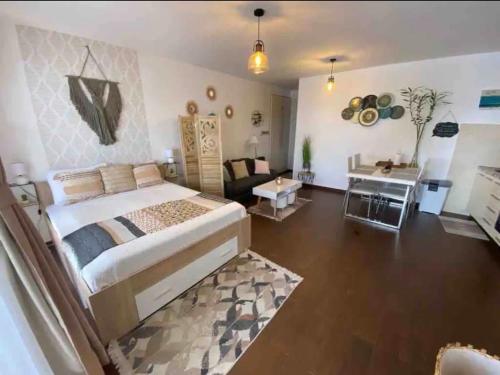 sypialnia z dużym łóżkiem i salonem w obiekcie Chill studio w Budvie