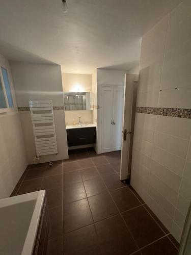 une salle de bain avec une baignoire, un lavabo et des toilettes dans l'établissement Joli Appartement, à Saint-Martin-des-Champs
