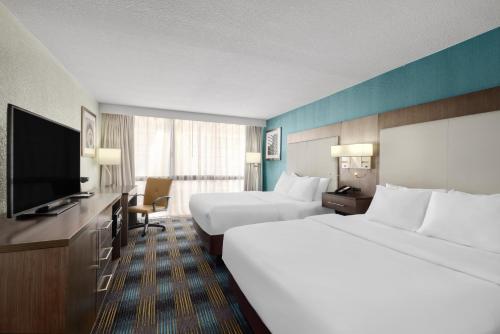 En eller flere senge i et værelse på Wingate by Wyndham Kansas City