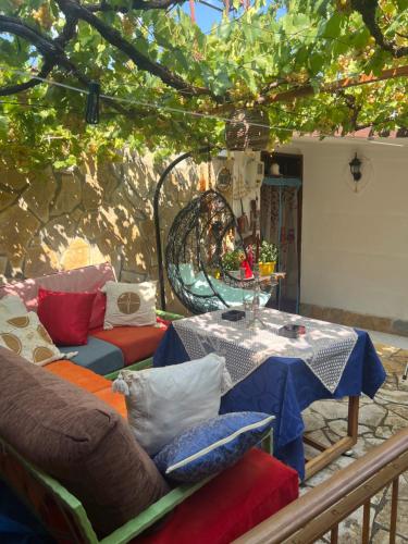 a room with a table and chairs and a table at Apartment Geart in Berat