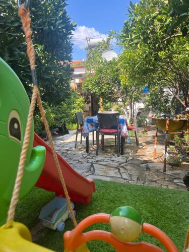 a swing in a garden with a table and chairs at Apartment Geart in Berat