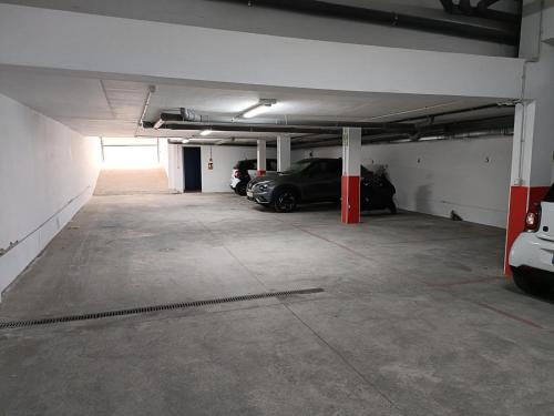Un estacionamiento con un coche estacionado en él en Eccellente appartamento in posizione strategica, en Arona