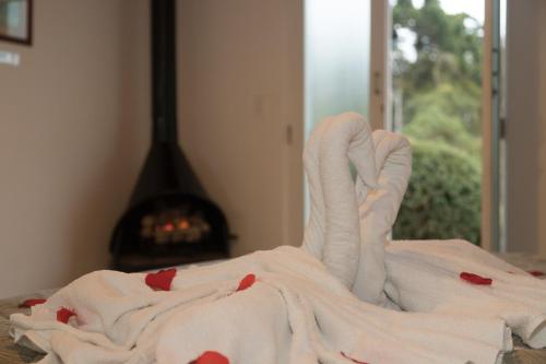a person laying on a bed under a blanket at La Vita Pousada de Charme in Campos do Jordão