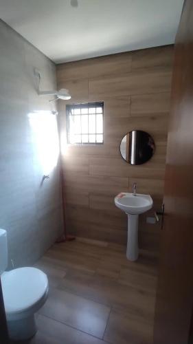 a bathroom with a toilet and a sink at Chácara com piscina e amplo espaço gourmet à sete min da famosa estrada do roteiro do vinho in Ibiúna