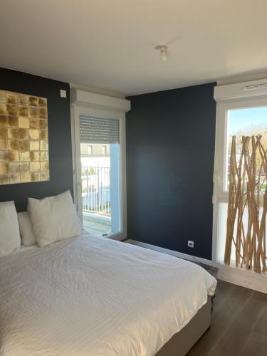 une chambre avec un grand lit et une fenêtre dans l'établissement Stade Nautique Vaires sur Marne, à Vaires-sur-Marne