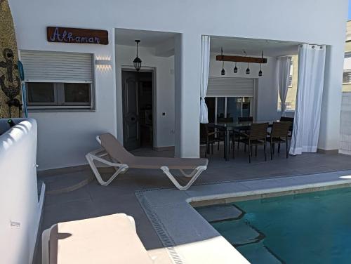 Πισίνα στο ή κοντά στο Charming Chalet in Punta Umbría with Private Pool
