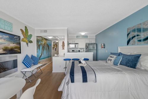 ein Schlafzimmer mit einem großen Bett mit blauen Wänden in der Unterkunft Fun-N-Sun with Spectacular Ocean Views in Tampa