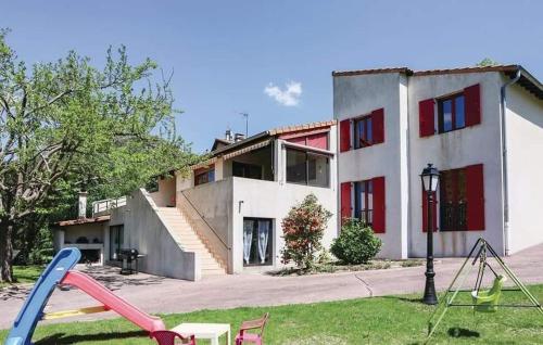 une maison avec une aire de jeux en face dans l'établissement Le Gîte de la Bourges, à Saint-Pierre-de-Colombier