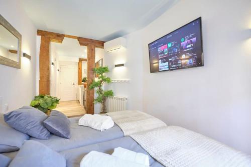 Un pat sau paturi într-o cameră la ººMY CityCentre SOL WiFi AC SmartTVºº