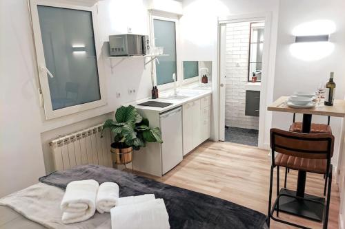 Køkken eller tekøkken på ººººMY CityCentre SOL WiFi AC SmartTVºººº