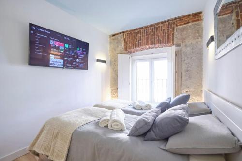 Un pat sau paturi într-o cameră la ººMY CityCentre SOL WiFi AC SmartTVºº