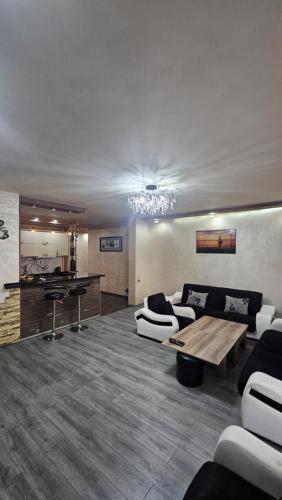 una sala de estar con un sofá y una mesa en Nukri-2017, en Batumi