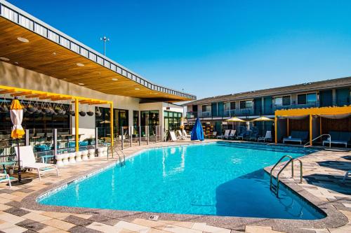 Bazén v ubytování voco The Tuxon by IHG nebo v jeho okolí
