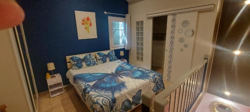 - une petite chambre avec un lit aux murs bleus dans l'établissement Gîte La Pequelette, à Saint-Ambroix