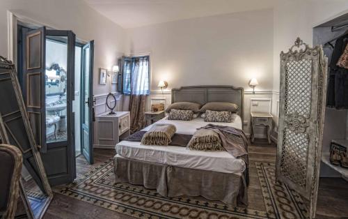 Il Giardino d'Ulisse tesisinde bir odada yatak veya yataklar