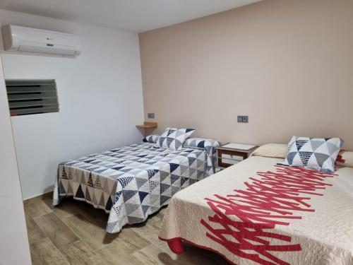 two beds sitting in a room withthritisthritisthritisthritisthritisthritisthritisthritisthritis at Casa Soro Ayna in Ayna