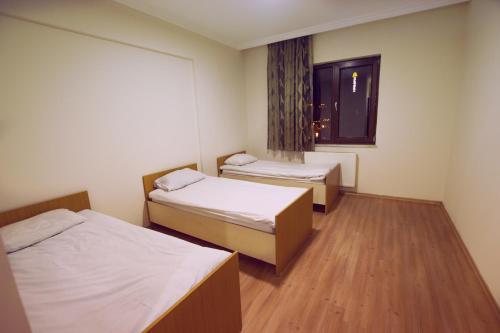 Ένα ή περισσότερα κρεβάτια σε δωμάτιο στο Korkmaz Rezidans