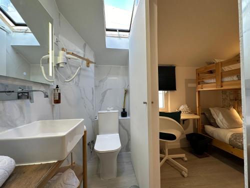 Bilik mandi di Vila Maria Rooms by Host-Point
