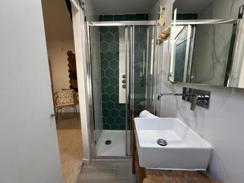 Bilik mandi di Vila Maria Rooms by Host-Point