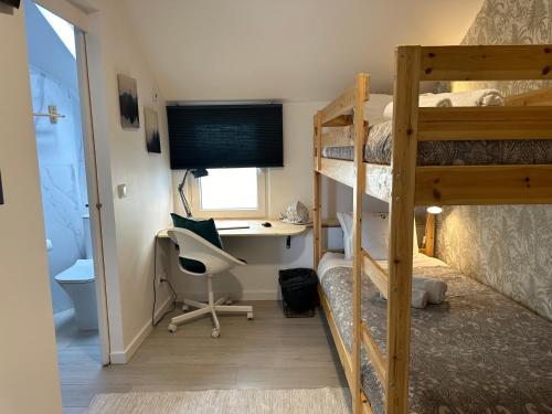 Katil atau katil-katil dalam bilik di Vila Maria Rooms by Host-Point