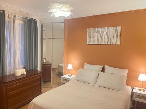 une chambre avec un grand lit avec des oreillers blancs dans l'établissement Colisee, à Paris