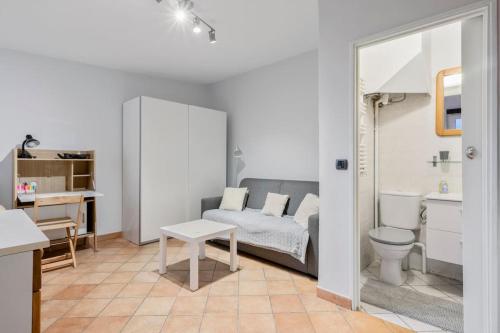 - un salon avec un lit et une salle de bains dans l'établissement Coeur de Paris - Sortie de métro très proche - Bercy, à Paris