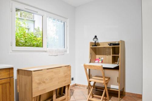 Cette chambre dispose d'un bureau et d'une fenêtre. dans l'établissement Coeur de Paris - Sortie de métro très proche - Bercy, à Paris