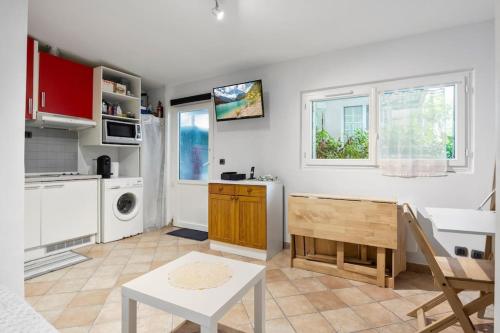 - une cuisine avec une table et un évier dans l'établissement Coeur de Paris - Sortie de métro très proche - Bercy, à Paris