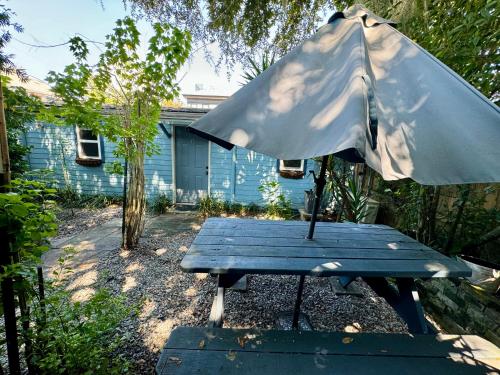 Taman di luar One bedroom apartment with hot tub 2 blocks to Magazine street
